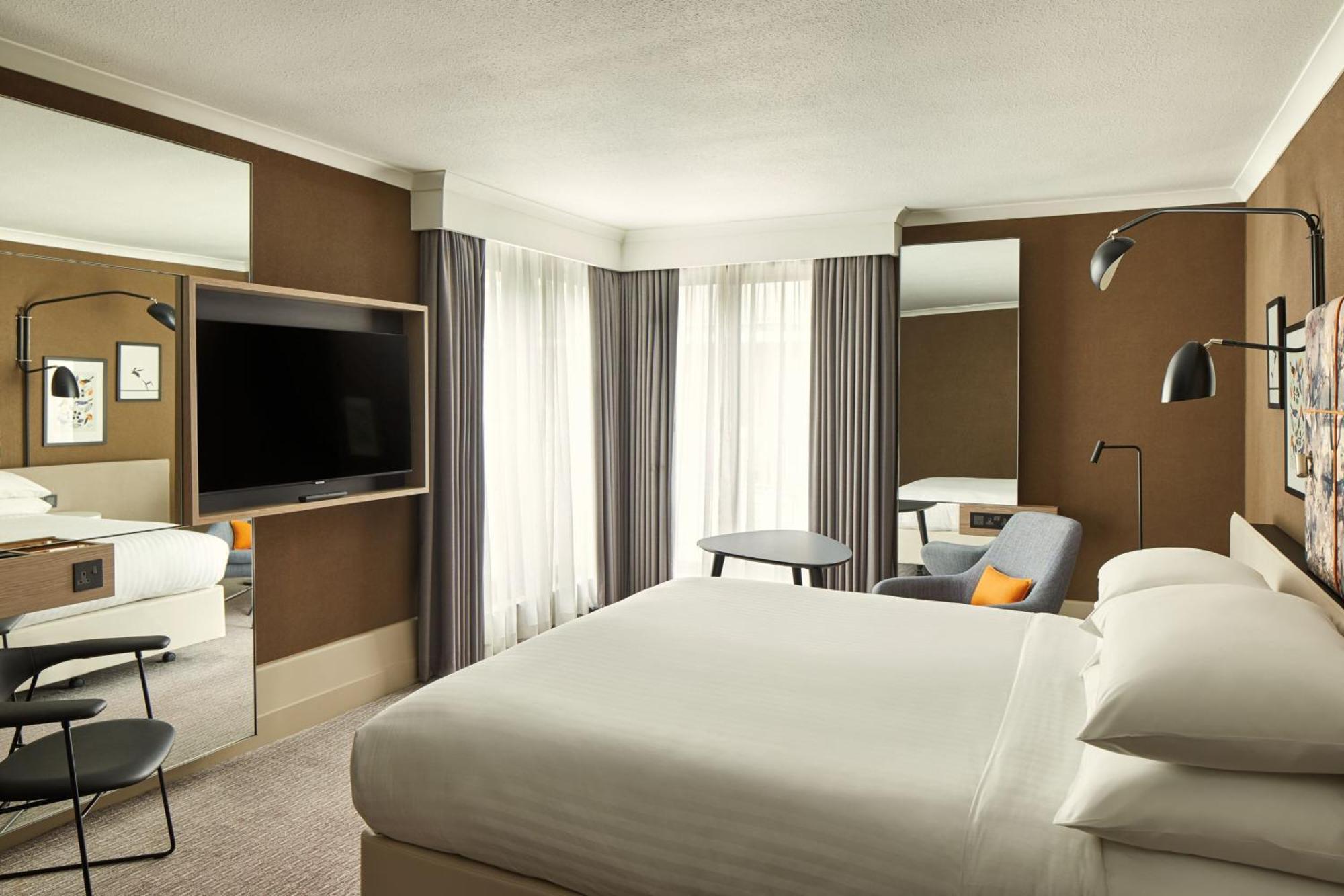 Junior Suite M Club Lounge Access
