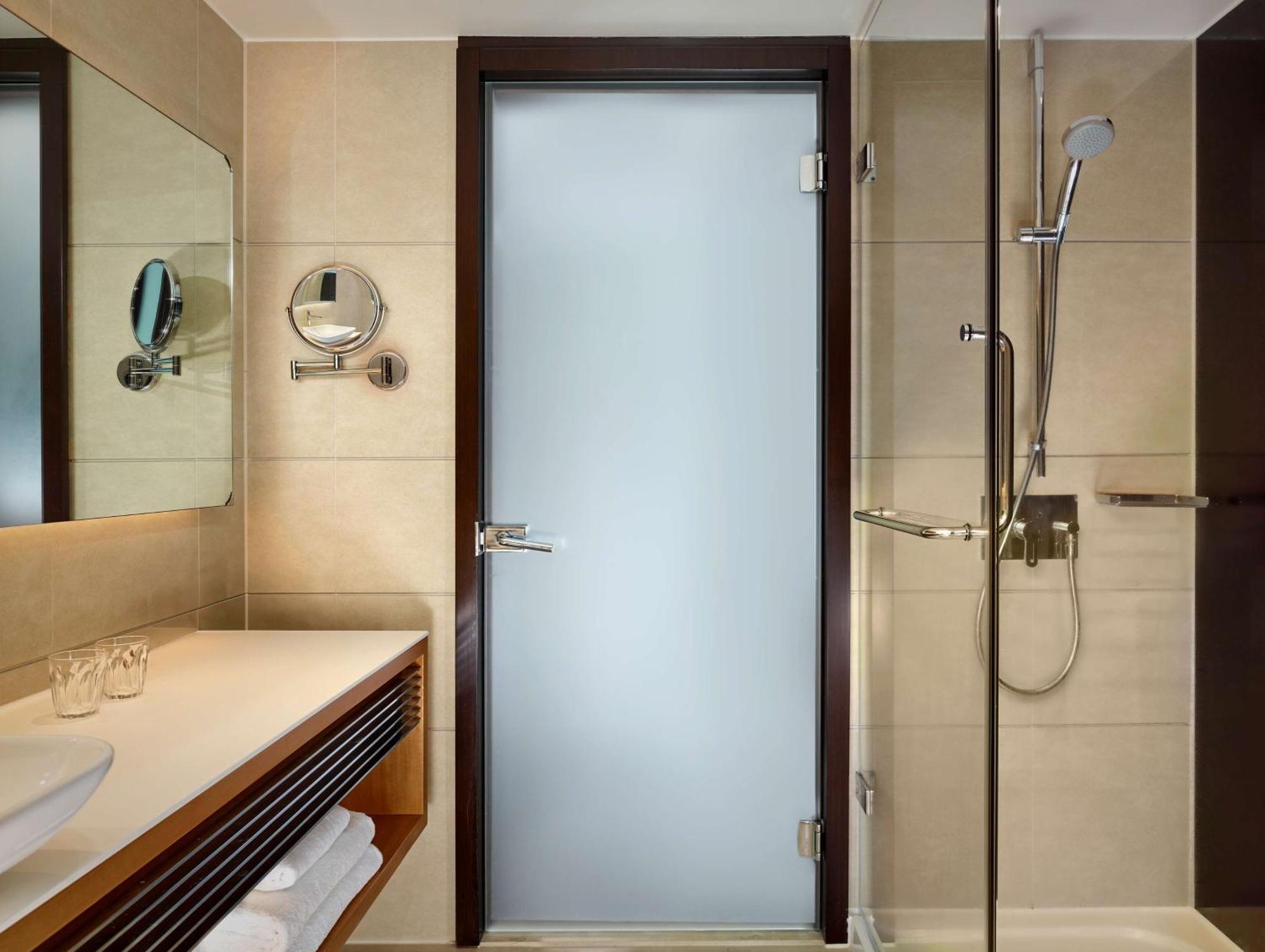 One-Bedroom Suite Big Ben View