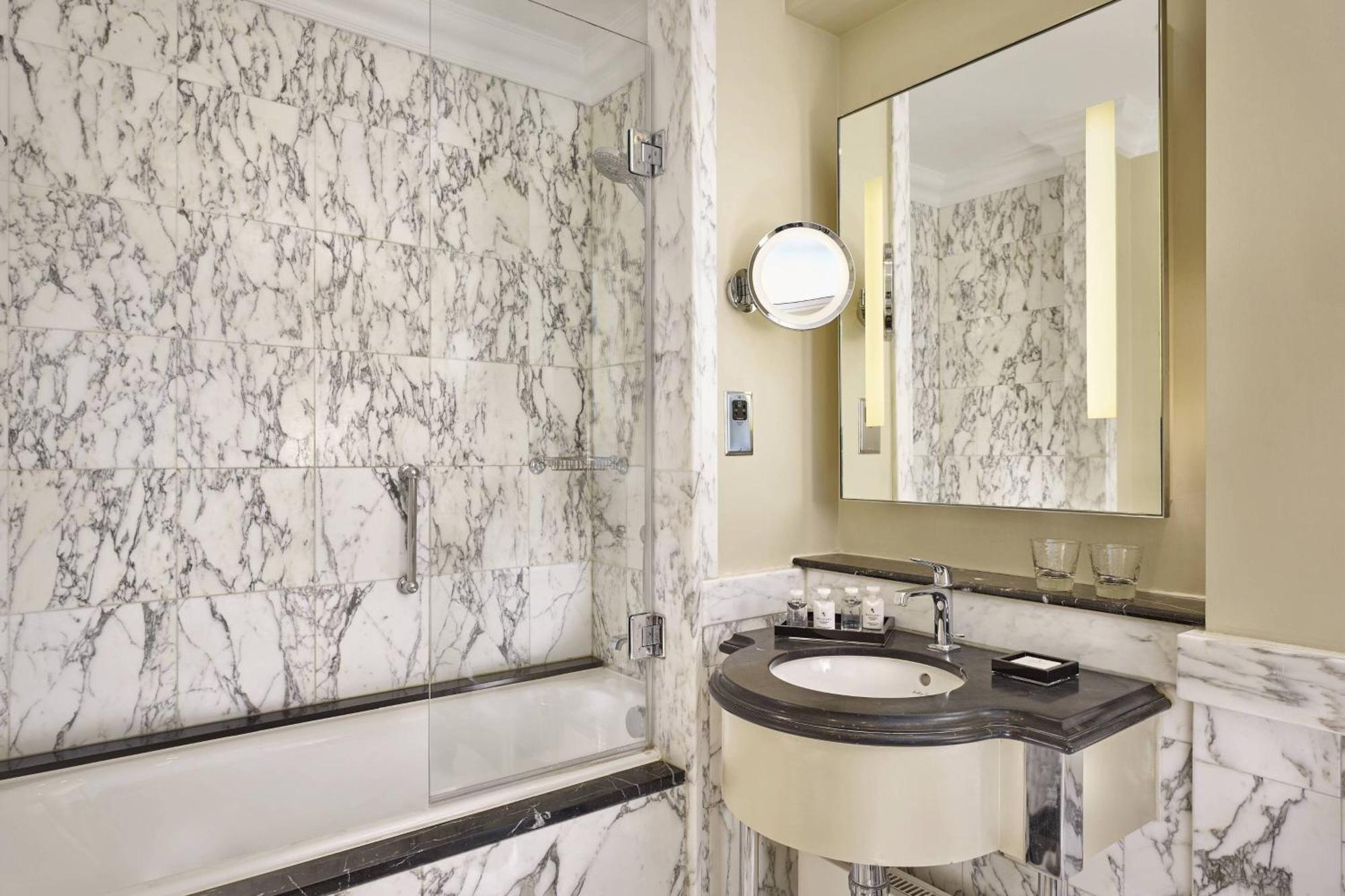 Deluxe Suite 1 Queen